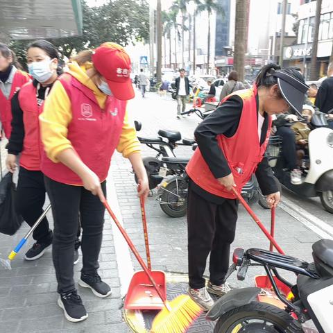 清理垃圾，助力创建文明城市