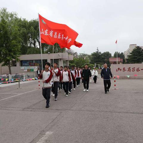 长路无尽执意行，胸怀天地一身轻