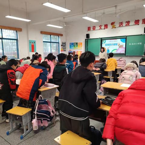 ：多样课堂，共育人才——记实验小学二年级四班“家长进课堂”活动