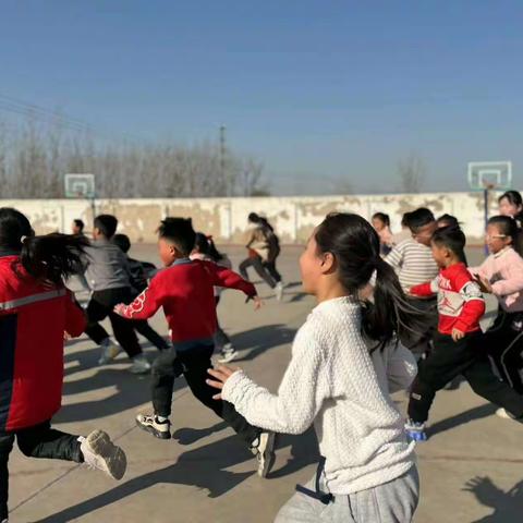 “双减”下丰富多彩的大课间—— 孙寨小学课间活动助力“双减”。