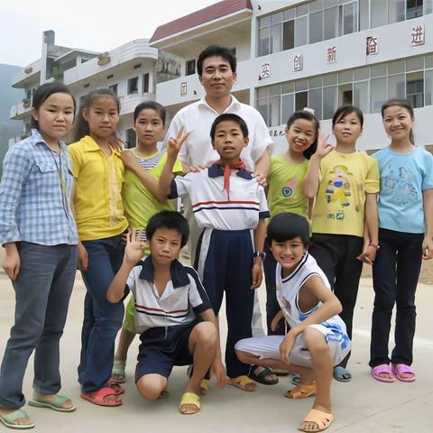 纯真的童言 激情的动力——学生眼中的小草老师