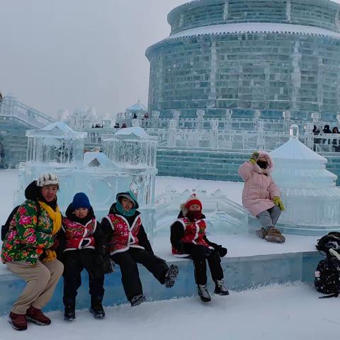 2023.1.23 寒假之旅四---哈尔滨冰雪大世界。它位于黑龙江省哈尔滨市松北区太阳岛西侧，占地面积60万平方米。