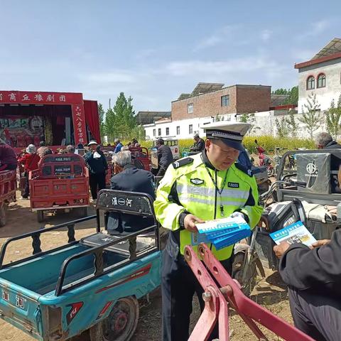 浚县公安局法学会工作站：农村庙会唱大戏，交通安全送戏迷