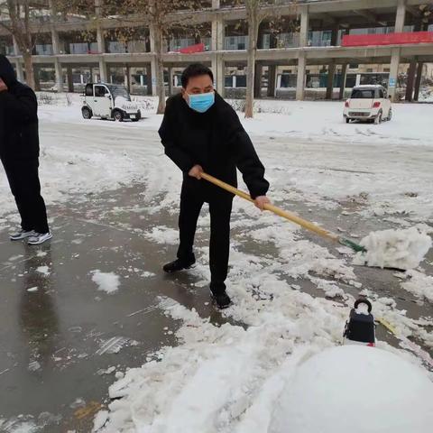 扫雪护行，情暖校园 ——浚县卫溪中学铲雪在行动