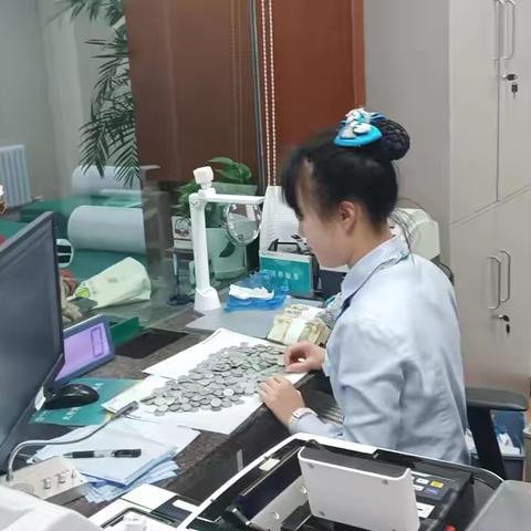 零钞搭起连心桥 温暖服务暖人心