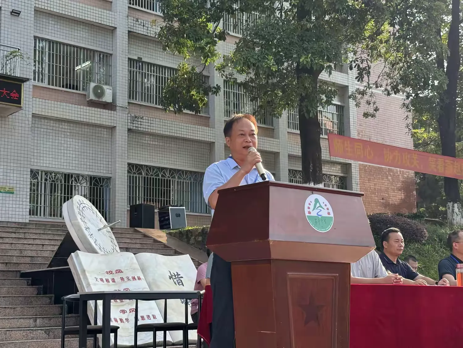 秋风浩荡起 奋进正当时