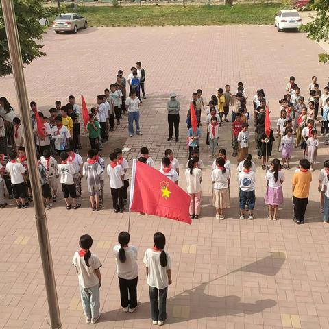 襄城县颍阳镇苏庄中心小学举行“逐梦新时代 争做好队员”新队员主题入队仪式