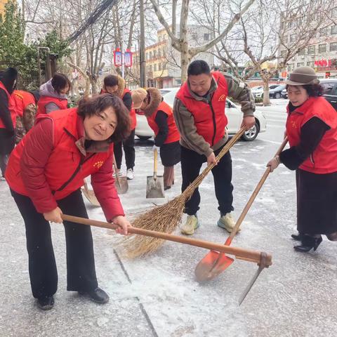 莒南县志愿者协会第一时间发起了除雪倡议书，并且组织会员在县城主要街道和小区出入口、孤寡老人家中、外环路上协助交警、环卫工人进行铲冰除雪活动