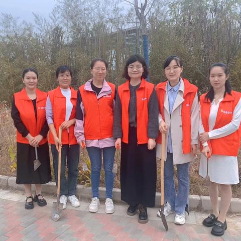 除草美校园  劳动励心智 ——鄢陵县海棠路小学党支部第二党小组开展志愿服务活动