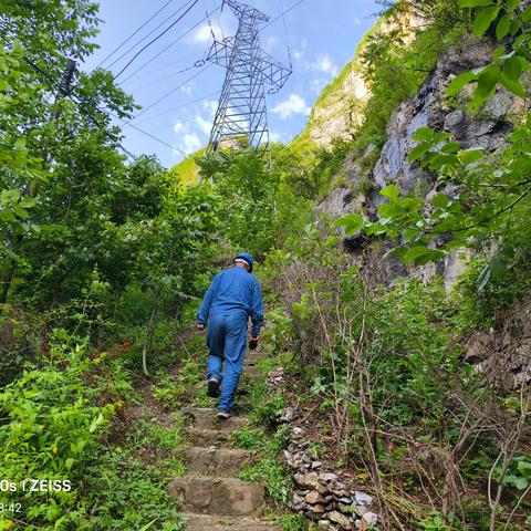 输电线路雨天特巡  保障电力供应安全稳定