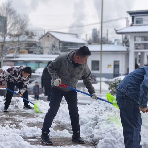 迎“寒”而上   闻“雪”而动———黄碾镇全力开展清雪除冰行动