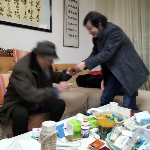 城厢中学校退休教师党支部书记和组织委员慰问80岁以上高龄退休教师，给他们送上组织的关爱