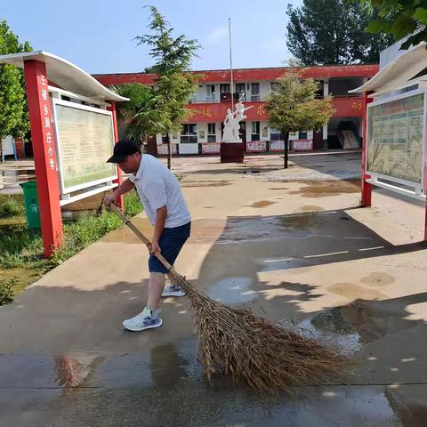 王楼乡周庄小学：暴雨过后忙清扫 齐心协力筑安全