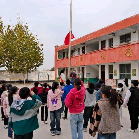 周庄小学升国旗仪式：晨光中的庄严