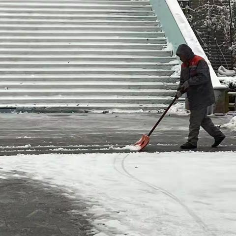 最美下雪天，最暖物业人