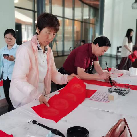 《写春联》一一海南国际度假村年关组织写春联活动