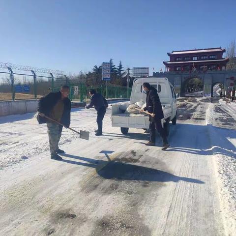 唐庄镇：除雪破冰护出行，党员干部显担当