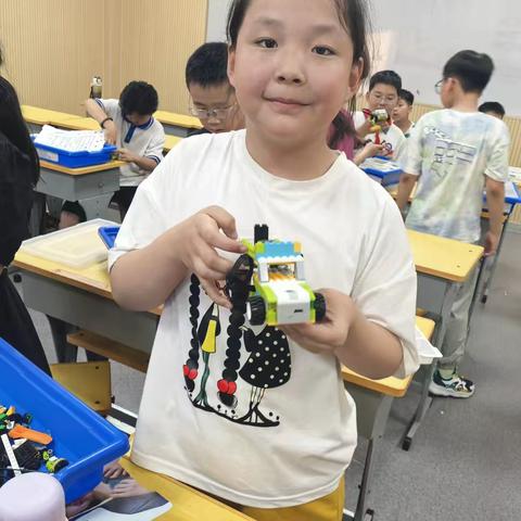 在探索中快乐成长——李村小学筑梦机器人编程社团纪实