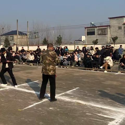 “拔河比赛展风采，凝心聚力向未来”——和孝初中拔河比赛