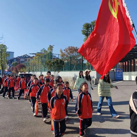 春风送“暖” 追“锋”而行——永定区希望小学2001班学雷锋志愿服务活动