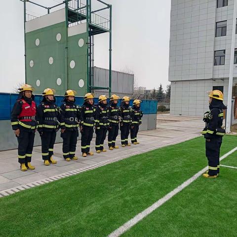 景平大街消防救援站组织开展紧急避险操法训练