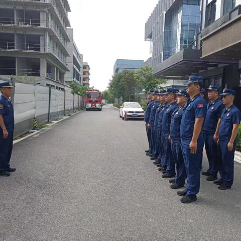 支队政治部主任张争光深入空港新城辖区开展重点单位“六熟悉”工作。