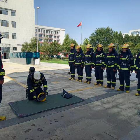 景平大街消防救援站组织开展空气呼吸器耗气训练