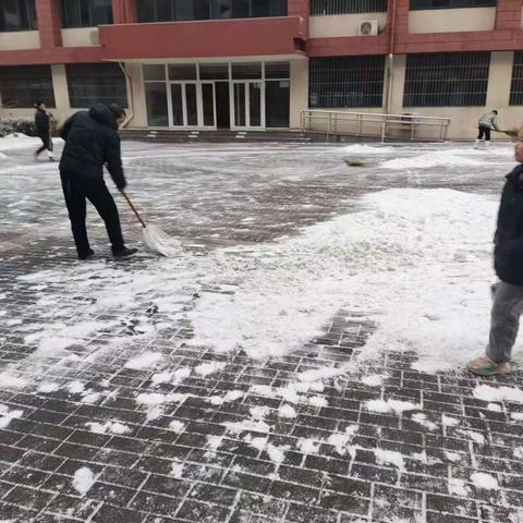 瑞雪满校园·扫雪暖心田——明珠小学扫雪活动