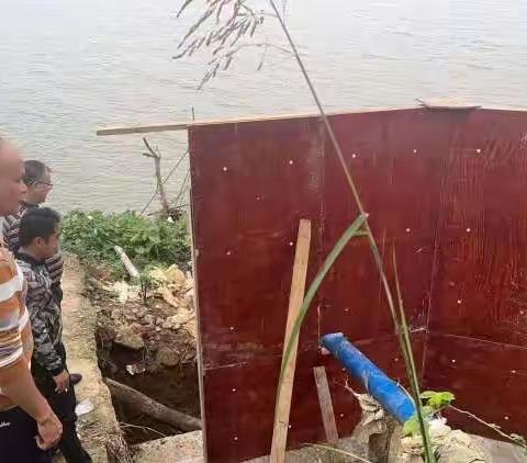 琼山区水务局到琼山区南渡江龙头村段堤垮塌修复工程进行进度推进检查