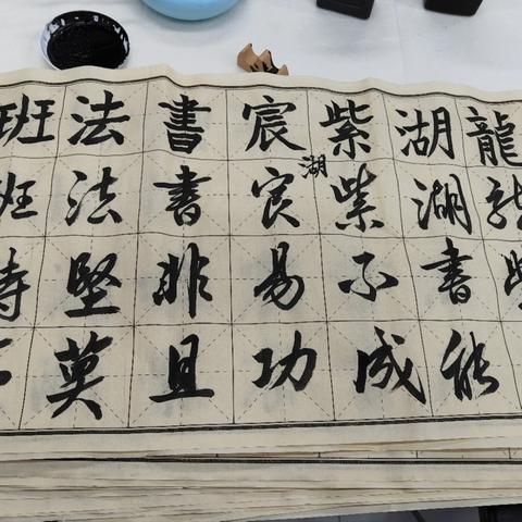 “心中有沟壑 笔墨做河山”——龙湖紫宸社区开展毛笔书法培训活动