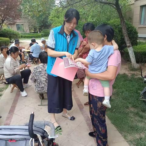 济北街道安康社区在和家园小区开展“参与垃圾分类，争做社区环保先锋”主题宣传活动