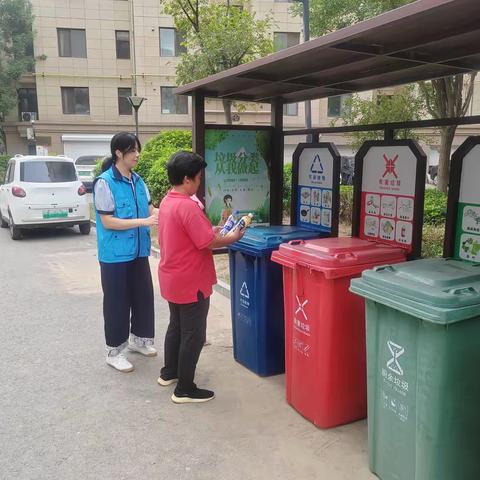 济北街道安康社区开展“垃圾分类 桶边引导”宣传活动
