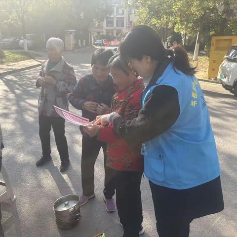济北街道安康社区开展“邻里齐分类，环保共行动”为主题的垃圾分类宣传活动