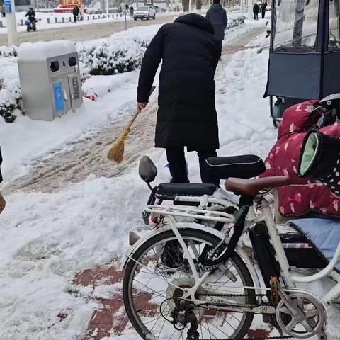 保定长城河北大学支行组织扫雪除冰行动