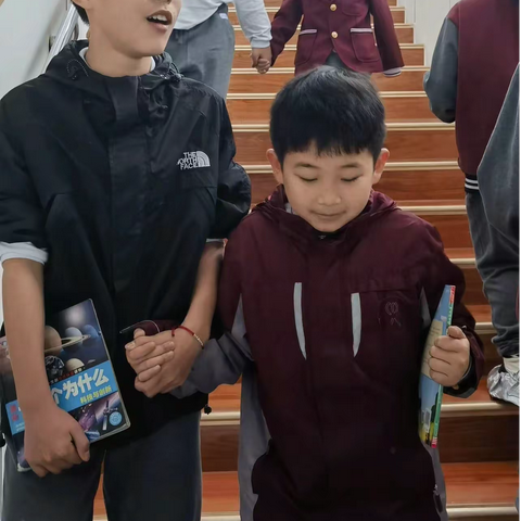 大手拉小手 书香传温情