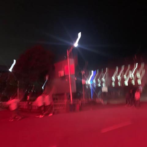 夜幕里的学校