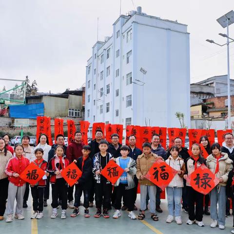 “喜迎新春送对联 笔墨浓重送祝福” ——记新华中心学校秋季学期书法作品创作教学实践活动