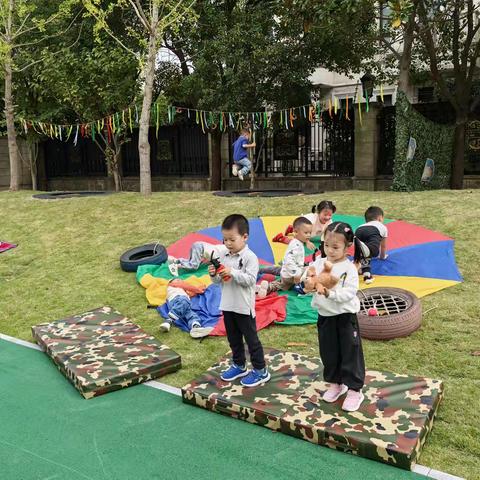 上海本溪路幼儿园户外活动