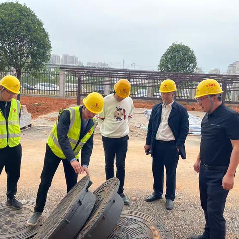 公司党委委员、副总经理、事业二部党支部书记付海华来到新建区职业技术学校新校区建设项目检查指导工作