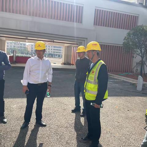 公司党委委员、副总经理、事业二部党支部书记付海华来到新建区职业技术学校新校区建设项目检查指导工作