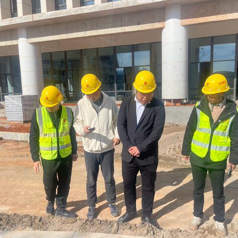 公司工程部部长白晓伟一行来到新建区职业技术学校新校区建设项目检查指导工作