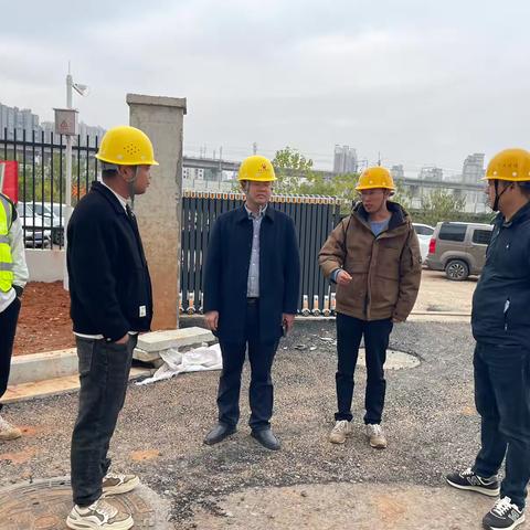 公司党委委员、副总经理、事业二部党支部书记付海华来到新建区职业技术学校新校区建设项目检查指导工作