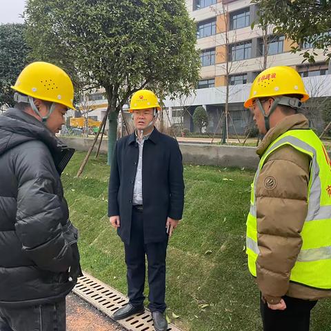 公司党委委员、副总经理、事业二部党支部书记付海华来到新建区职业技术学校新校区建设项目检查指导工作