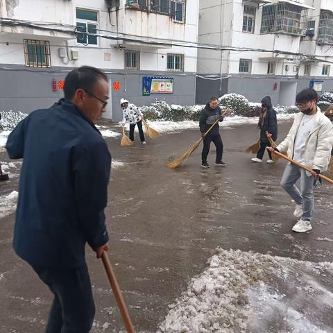 安徽机电工程学校在校长 副校长带领下开展扫雪活动