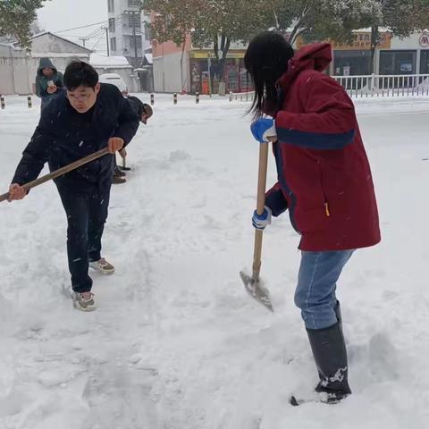 温情脉脉融积雪，教师爱意暖校园——后湖中学教师清雪在行动