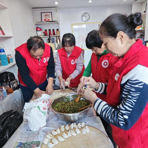 房泽秋志愿服务中心：“饺香迎冬至，关爱送温情”包水饺送温暖活动