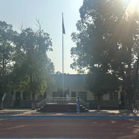 弘扬抗战精神，奋进青春新程——半月初级中学2025年秋季开学典礼