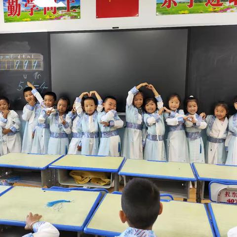 【教育教学故事】《雨中他把伞傾向陌生老人》东城小学 张小兰的简篇