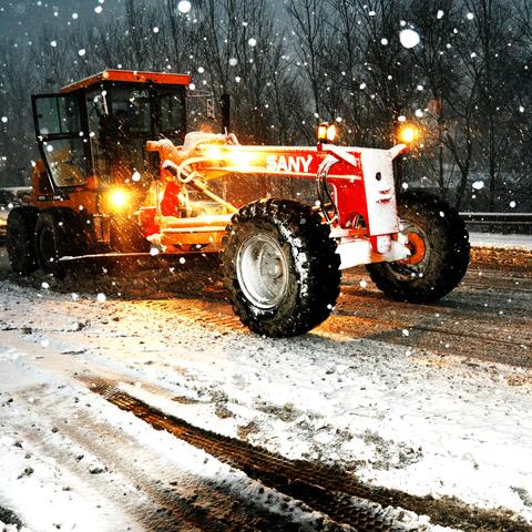 东明公路中心枕戈待旦，破冰除雪，送上寒冬里的“温暖”