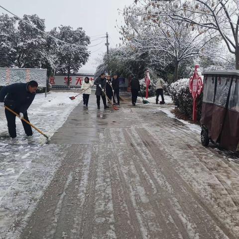 大雪满校园，铲雪暖人心——东王营中学铲雪活动